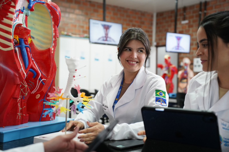 FMS de Portas Abertas promove experiência imersiva com atividades práticas, palestra sobre a carreira médica e visita guiada pela estrutura da instituição. A Faculdade Medicina do Sertão realizou mais uma edição do FMS de Portas Abertas. O evento é voltado para estudantes e familiares interessados em ingressar no curso de Medicina. A proposta é proporcionar uma experiência imersiva no ambiente acadêmico, apresentando a metodologia de ensino e a infraestrutura como alguns dos principais diferenciais da instituição. Durante a programação, os participantes realizaram uma visita guiada pela estrutura da faculdade, com apresentação dos ambientes acadêmicos e laboratoriais. A experiência incluiu ainda atividades práticas (hands-on), oferecendo o contato direto com equipamentos e dinâmicas utilizadas na formação médica. Além disso, os visitantes participaram de momentos de interação com a equipe acadêmica e colaboradores da instituição. Dessa forma, vivenciando na prática o dia a dia de um estudante de Medicina. Por fim, o evento também contou com um bate-papo com o docente Dr. Aldo Izidório e com o estudante do primeiro período, Adilson Alves. Eles compartilharam suas experiências e percepções sobre a formação médica. O momento ajudou a esclarecer dúvidas dos participantes e aproximou os visitantes da realidade do curso de Medicina. De acordo com Vladimir Ferreira, gestor do campus da São Leopoldo Mandic, “o FMS de Portas Abertas é uma iniciativa que reforça nosso compromisso em aproximar os estudantes da realidade da formação médica, contribuindo para uma escolha mais consciente.” Ao proporcionar esse contato direto com o ambiente universitário, o FMS de Portas Abertas ofereceu uma vivência próxima da realidade acadêmica. A iniciativa permitiu que estudantes e seus familiares conhecessem de perto a proposta educacional da instituição, seus diferenciais e a rotina da graduação. O evento também reforça o compromisso da Faculdade Medicina do Sertão com uma formação médica conectada à prática e as necessidades reais do atendimento à saúde. Com foco na excelência académica e na formação de profissionais humanizados, a instituição busca preparar profissionais capacitados para lidar com os desafios da carreira médica e para uma atuação ética e responsável.
